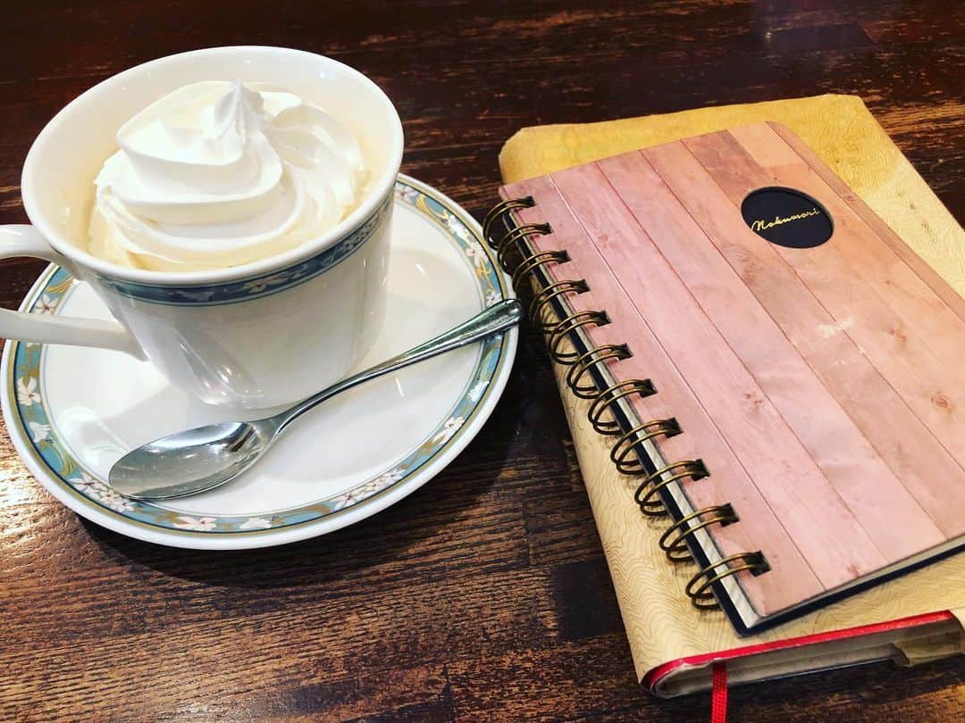 永野沙耶のインスタグラム：「久しぶりに大好きなウィンナーコーヒーを飲みながら読書☕💭💕 幸せ(*˘︶˘*).｡.:*♡」