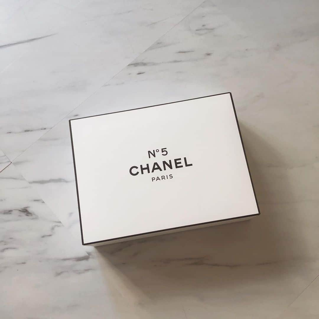 るうこさんのインスタグラム写真 - (るうこInstagram)「Special  thanks ‼︎‼︎ @chanel.beauty  @chanelofficial   香りの世界に革命を起こした  N°5 2021年に100周年を迎えるようです  #N5#chanelfragrance」12月21日 12時51分 - rororuko