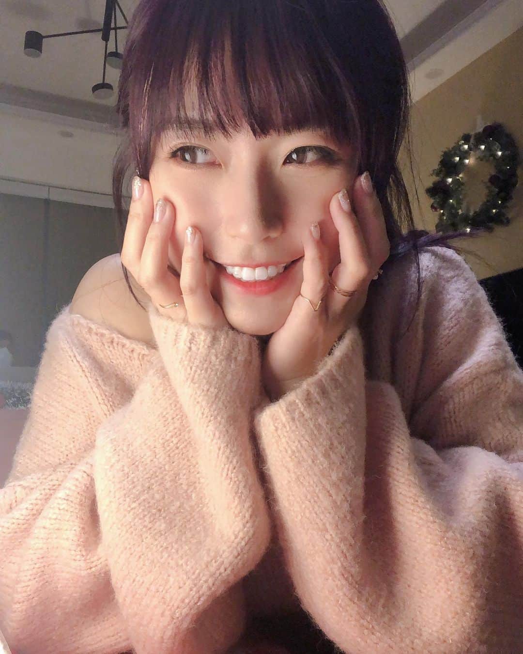 Miss Hunnyのインスタグラム：「諗嚟諗去， 最後聖誕指甲嘅款式 都係揀啲長咗都唔係好覺嘅款式， 因為真係唔知等到幾時美甲店先開返😭😭😭 @nailedithk」