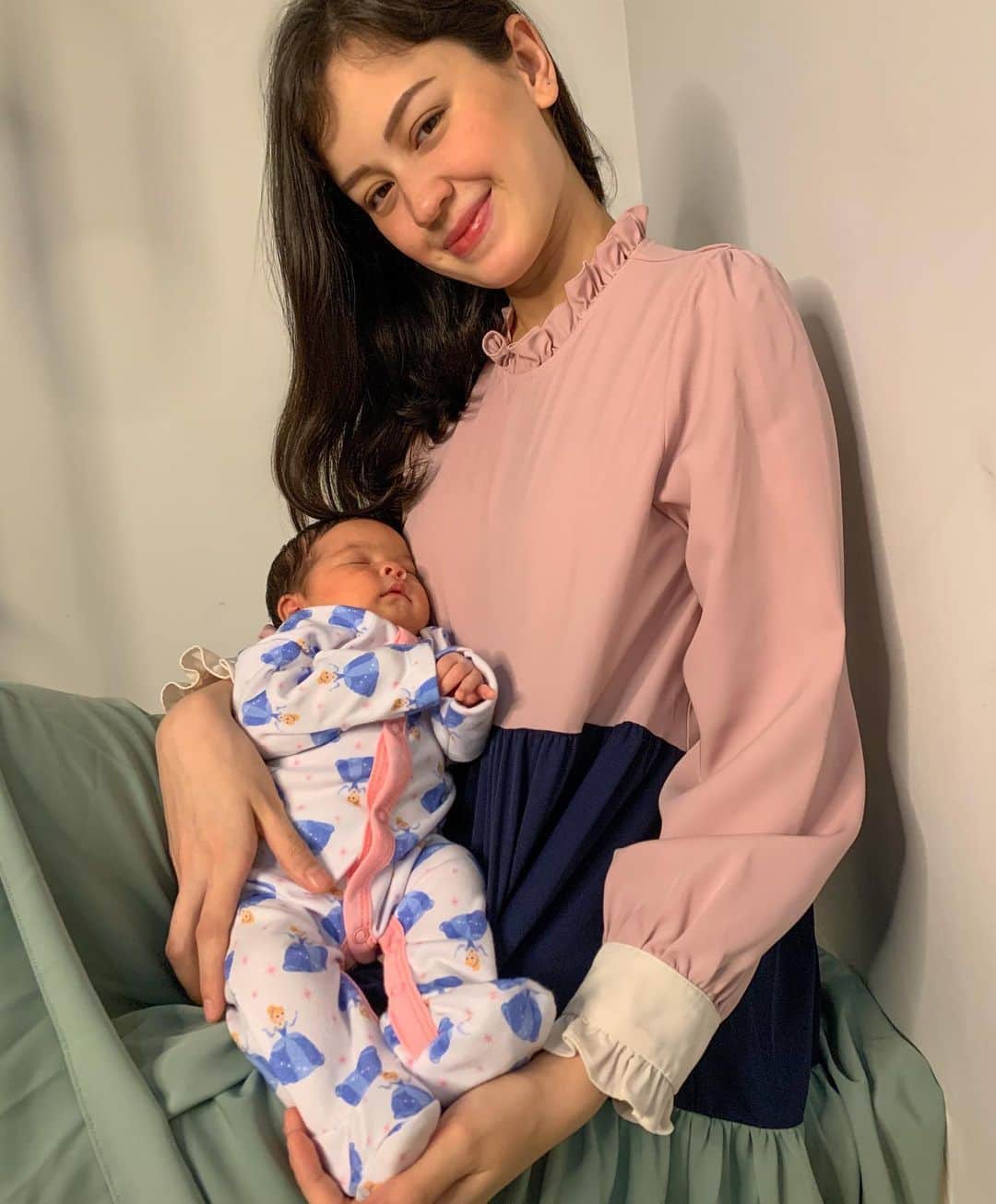 Kimberly Ryderのインスタグラム：「Setuju gak sih kalau menggendong baby itu bukan cuma si Baby yang merasa nyaman, tapi seorang ibu merasakan juga. Terlebih kalau sampai tidur begini, liat mukanya yang polos dan lucu bikin rasa capek seharian hilang semua. ❤️  Gendong baby Aisyah semakin nyaman karena pakai DreamWear-Disney Baby Original motif Cinderella dari @velvetjunior. Motifnya super cute, lembut, hangat, dan nyaman. Aku aja yang gendong ngerasa nyaman sampai gak mau lepas. 🥰  Terbuat dari special cotton yang lembut, breathable dan sudah memiliki sertifikasi keamanan Internasional Standard 100 Class 1 by Oeko-Tex serta SNI buat aku yakin produk Velvet Junior ini 100% aman untuk baby Aisyah.   Kalian bisa jadi yang pertama mendapatkan DreamWear Disney Baby Original Cinderella ini di official Tokopedia Velvet Junior loh! Kesempatannya hanya satu jam setiap harinya dan cuman sampai 24 Desember 2020. Limited edition banget!  #BajuBayi #DreamWearVelvetJunior #DreamWearCinderella #DisneyBabyOriginal」