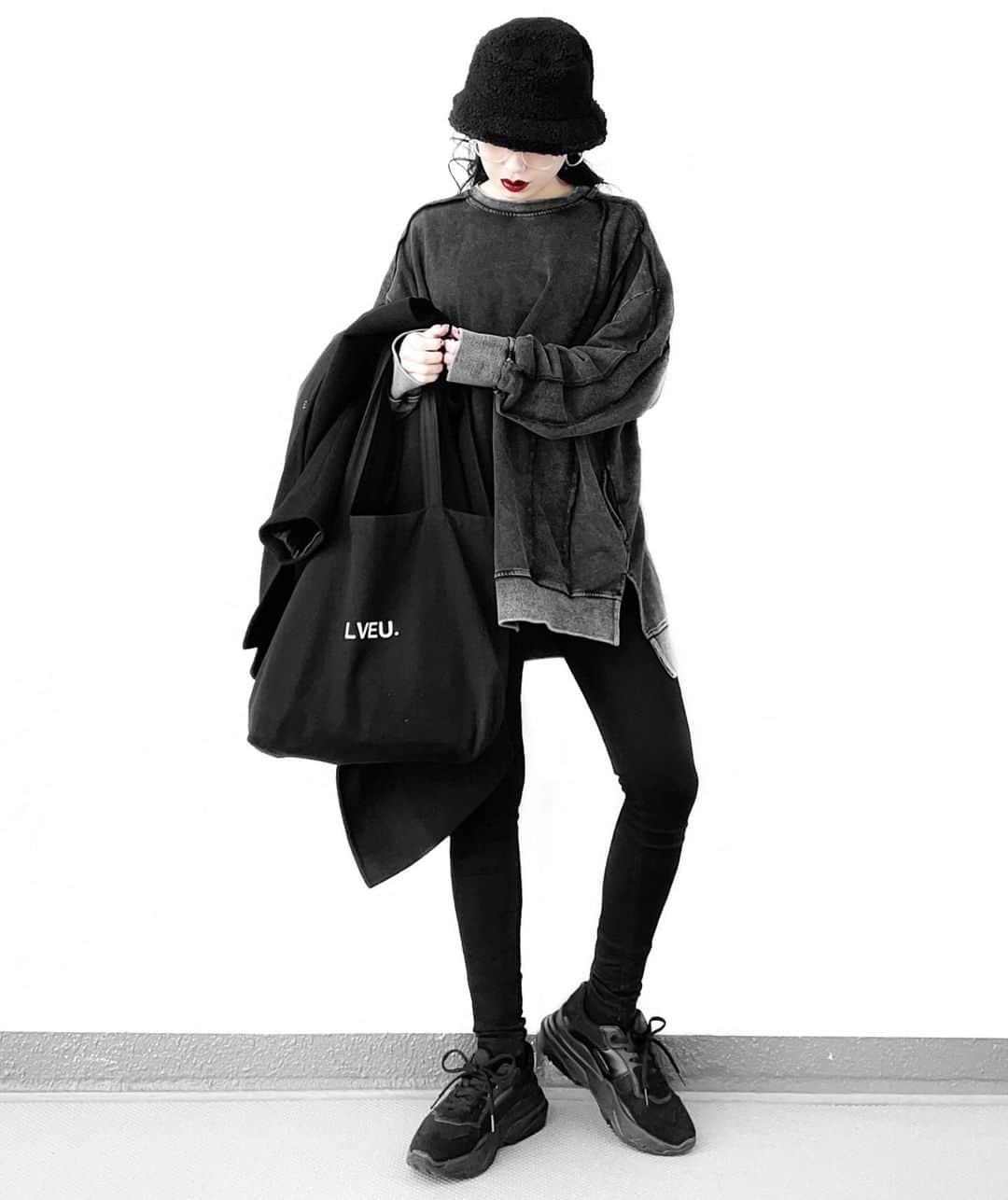 lve_xxxxのインスタグラム：「.﻿ .﻿ 昨日発売の新作﻿ @lveu.official ﻿ ﻿ Over vintage sweat！﻿ 一足お先に実は着まくってたんですが﻿ 周りから高評価で嬉しいみ✌️😆﻿ ﻿ 残り僅かとなっております！﻿ お早めにﾁｪｯｸしてくださいませ🏃‍♀️💨﻿ ﻿ ボアバケハもお気に入りー！﻿ こちちらも絶賛発売中です🖤﻿ ﻿ outer込みのｺｰﾃﾞのご要望を﻿ 多数頂いており…﻿ ﻿ すいません💦﻿ 寒くなくてｺｰﾄとか着てなくて爆﻿ ﻿ 本日ご要望も多いので﻿ やっとｺｰﾄ着はじめました😂﻿ (よって汗だくで困ってますが🥵笑笑) ﻿ 2枚目にｺｰﾄｺｰﾃﾞ載せてます☺︎﻿ 大好きｳｰﾙﾏｷｼｺｰﾄ🐑🖤﻿ ﻿ ﻿羽織るだけでｶｼﾞｭｱﾙでもシュッとまとまるので 手抜きｺｰﾃﾞに羽織るのにもｵｽｽﾒ😂  ｺｰﾃﾞｱｲﾃﾑ詳細は﻿ WEARをご覧くださいませ。﻿ ﻿ WEAR ： lvexxxx ﻿ 💻 https://wear.jp/sp/lvexxxx/﻿ ﻿ －－－－－－－－－－－－－－－－－－﻿ ﻿ 📢ｺﾒﾝﾄ頂ける際は、﻿ 最新投稿にお願い致します。﻿ ﻿ 過去投稿に頂いた際、気がつかない事もあり﻿ お返事致しかねる場合が御座います🙇‍♀ ️﻿ ﻿」