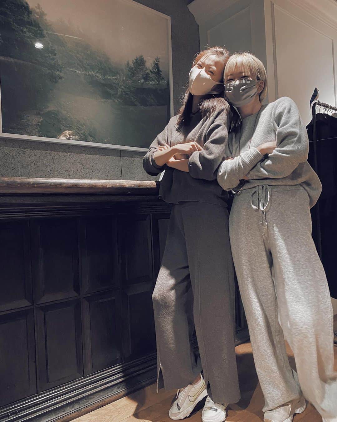 藤田敦子のインスタグラム：「ㅤㅤ meditation後の1枚。 @harayuka_123 と たまたまニットセットアップ丸かぶり。 👈ギャル 👉ヤンキー この服、瞑想もやりやすい😍」