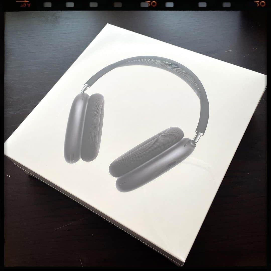 HISASHIのインスタグラム：「ご褒美到着♪もっちゃり感 #airpodsmax」