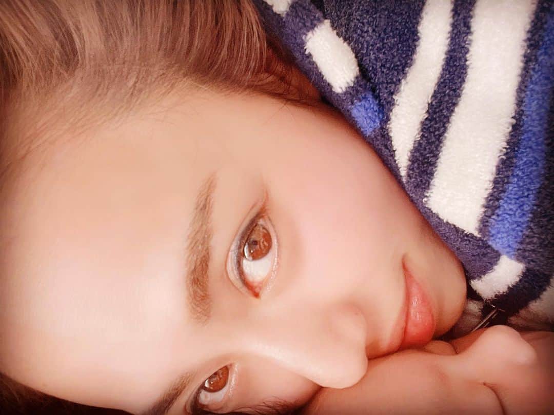 中谷紋菜のインスタグラム：「眉って凄く大切だから 私はずっと アートメイク👱‍♀️✨  いつもお世話になってる @clair_artmake  で、リタッチ🎄  一本一本書き足し、 眉尻も眉頭もはっきりと。 色が抜けたところはしっかり。  私のオーダーは  🗣いつでも完璧な眉毛!!  一発で仕上げてくださった @clair_artmake_takada  ありがとうございます☺️🙏✨  やっぱりすっごくすーっごく毎日がラク。 やってよかったーー😚💋  #アートメイク #眉アートメイク #クレルアートメイク #clairアートメイク  #いつでも完璧な眉  🗣授乳中の方はしっかり説明を読んでね🪡✨  よしこもありがとう🦁💋」