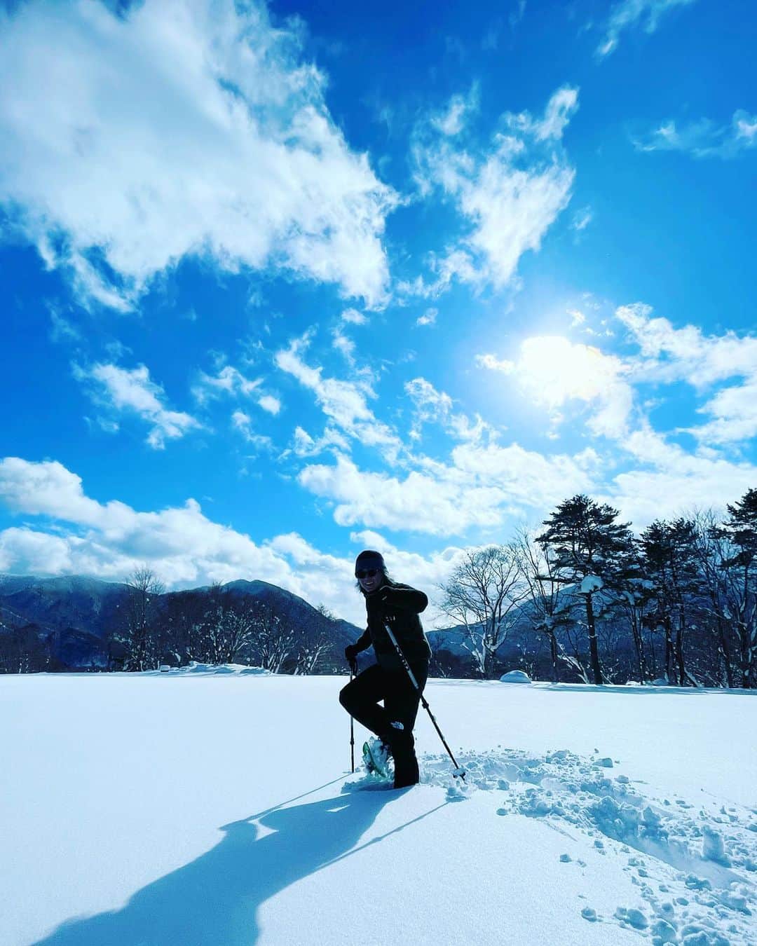 谷川じゅんじのインスタグラム：「Hello Urabandai. 新雪深雪雪歩き。これも立派なお仕事です笑　#urabandai  #beautifulsnow #goodvibesonly #goodneighbors #thisisjapan」