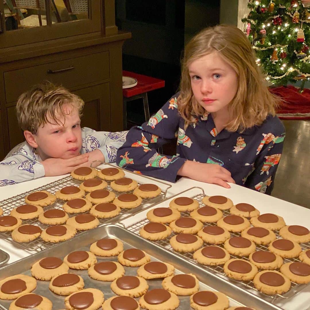 ニール・パトリック・ハリスさんのインスタグラム写真 - (ニール・パトリック・ハリスInstagram)「So Dad is making cookies and the kids don’t get to eat them. Can’t understand why they won’t smile for a picture...  These cookies, homemade warm peanut butter cookies, each with a Reece’s PB Thin melted on top, they’re kind of perfect, and made by my husband, who has a brilliant palate and skills, and they’re just out of the oven, they smell so good, but they’re not for them..!  They’re holiday cookies. They’re gifts...   And okay, they’re also for me. Especially when they’re sleeping and I’m working and peckish, and, and my gosh they’re really fantastic cookies.   Hmm. Why won’t they smile? I just don’t get it...  ❤️ = @dbelicious」12月21日 13時03分 - nph
