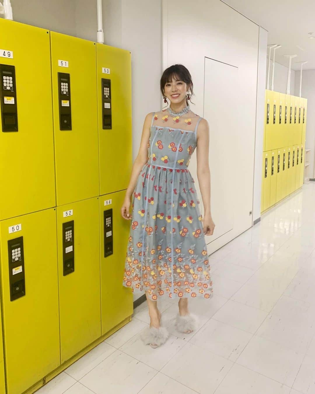 わちみなみのインスタグラム：「【出演情報】﻿ 📺12/22(火)よる6：45～（一部地域7：00～）﻿ 🎄テレビ朝日系全国ネット﻿ 🎄トリニクって何の肉!?﻿ ﻿ スペシャルです🧚🏻﻿ 毎回楽しく﻿ 勉強させていただいてます🎄﻿ ﻿ クイズマシーンと化さないよう﻿ 生きます😇笑﻿ ﻿ いつも賢そうで色気のある衣装を﻿ ありがとうございます❄ @toriicamera ️﻿ ﻿ ワンピース→ @resyuryu_official﻿ ピアス→ @roomx601﻿ サンダル→ @lillilly_official﻿  誰か立ちのポージング教えてください🤣 ﻿ ﻿ 🆕ホリプロオンラインショップで﻿ カレンダー発売中🆕﻿ https://horipro-shop.com/products/﻿ ﻿ #トリニクって何の肉!?﻿ 　#グラビア﻿ #カレンダー﻿ #わちみなみ　#水着﻿ #赞」