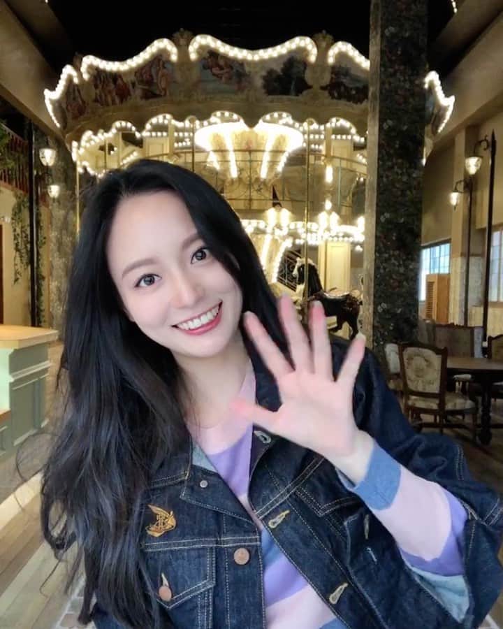 のインスタグラム：「뭔가 옷이 이상한 나라의 앨리스 고양이 느낌🐈 옷은 전부 내가 사랑하눈 #비비안웨스트우드 🪐🤎💚  なんか服が不思議の国のアリスの猫みたいね？🐈 服は全部私が好きな#ヴィヴィアンウエストウッド 🪐🤎💚  #시모네타의정원 @viviennewestwood @viviennewestwoodkorea  #습습_비비안웨스트우드」