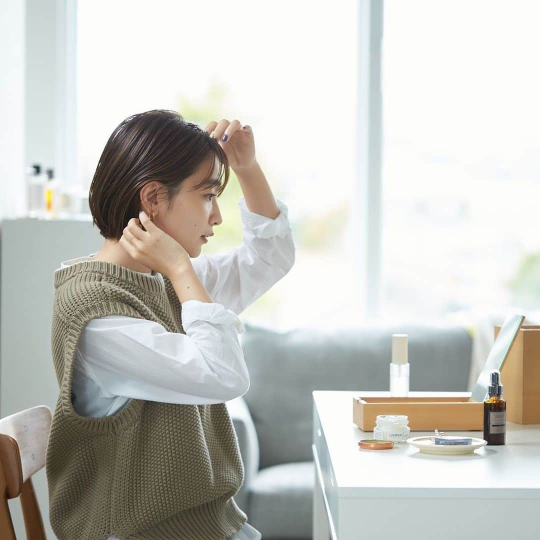 北欧、暮らしの道具店さんのインスタグラム写真 - (北欧、暮らしの道具店Instagram)「スタッフも愛用中の「ヘアワックス」が入荷！軽やかなつけ心地でコツいらず、ほのかな香りで身支度も楽しく。 . - - - - - - - - - - - - 本日入荷のヘアワックスは 「ヘアソルベ」という美味しそうな名前と ジャム瓶みたいなときめくパッケージ。  商品の仕入れを担当したバイヤー郡も 3年ほど愛用しているというアイテムで、 コツいらずで大人にちょうどいい ツヤと束感が出せると 当店スタッフからも大人気なんです◎  はじめはミツロウみたいなバーム状ですが 手のひらの体温でとろけてオイル状に変化。 このバームとオイルのいいとこ取りの テクスチャーがつけやすさの理由です。  これまでバーム状のスタイリング剤は ベタつきを感じることもあったのですが このヘアソルベは軽いつけ心地で 重くなりすぎないのが うれしいポイントだなと感じました。  ご用意したのは、 ・柑橘系のフレッシュな「ユズ」 ・落ち着いた香りの「ゼラニウム」 ・上品な花の香りの「ローズ＆レモン」 の3種類。  天然由来の成分でつくられているから 髪に潤いも与えてくれて、 指や手、リップにつけてもOKなので 家に居る日も気負わず使えそうです。  お好みの香りで 毎日の身支度を楽しんでくださいね。 . - - - - - - - - - - - - LISARCH / リサーチ / ヘアソルベ . ▶︎ お買いものはプロフィールのリンクからどうぞ→@hokuoh_kurashi . ※ 24日（木）、25日（金）までに商品のお届けをご希望の場合は、【12月22日（火）9時まで】にご注文いただくことをおすすめします。 . #hair#makeup#cosmetics#fashion#LISARCH#リサーチ#ヘアソルベ#スタイリング#スタイリング剤#ヘアスタイリング#ヘア#ヘアアレンジ#ヘアケア#コスメ#クリスマス#プレゼント#コスメ購入品#ポーチの中身#暮らしを楽しむ#日々の暮らし#北欧#暮らし#北欧暮らしの道具店」12月21日 13時11分 - hokuoh_kurashi