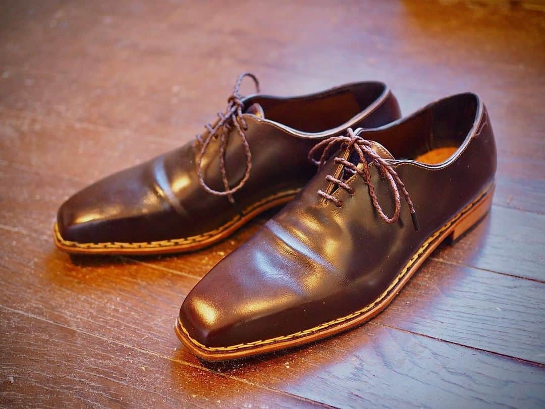花田優一さんのインスタグラム写真 - (花田優一Instagram)「、 紳士用短靴 ノルベジェーゼ 一番作ってきた自分の靴の製法  一枚革でパリッと 部品を分けずになるべく一枚革で作ると、とても難しい代わりに 足にとても馴染む。  気を引き締めて。  #花田優一  #yuichihanada #靴職人 #sjoes #craftsman #craftsmanship」12月21日 13時12分 - yuichihanada_official