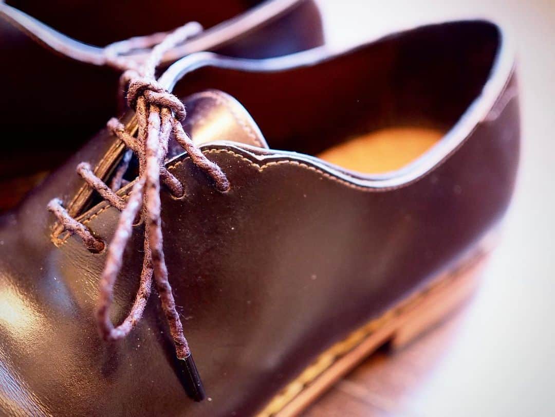 花田優一さんのインスタグラム写真 - (花田優一Instagram)「、 紳士用短靴 ノルベジェーゼ 一番作ってきた自分の靴の製法  一枚革でパリッと 部品を分けずになるべく一枚革で作ると、とても難しい代わりに 足にとても馴染む。  気を引き締めて。  #花田優一  #yuichihanada #靴職人 #sjoes #craftsman #craftsmanship」12月21日 13時12分 - yuichihanada_official