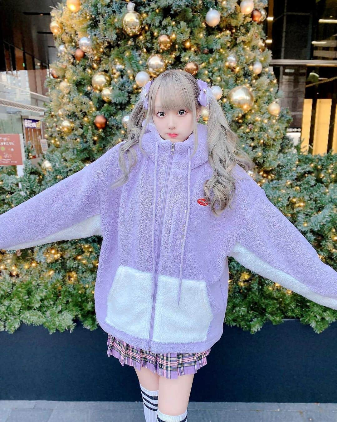 あかりさんのインスタグラム写真 - (あかりInstagram)「もこもこかぁいい🤍💜🤍 @daylife_japan のパーカーだお💕」12月21日 13時13分 - akachamxx