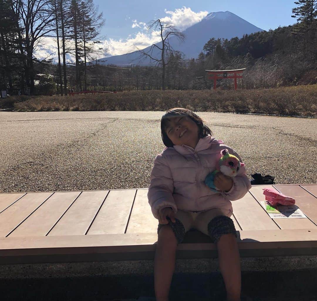 上野真衣のインスタグラム：「富士山を眺めながら、足湯✨ 忍者ショーもみれました🥷❣️ 娘は大喜び💕  #足湯 #しのびの里  #忍者ショー #富士山が好き #富士サファリパークで買った #人形がお気に入り」