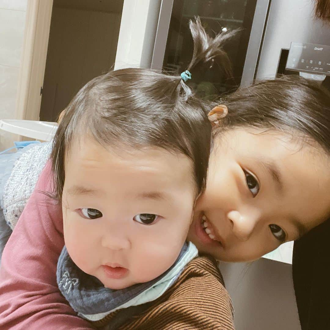 イ・ユンジのインスタグラム：「엄마 이렇게 하면 하트같지 않아? 응 맞아, 너희는 사랑 그 자체야. #유어마이하트#유어마이소울#라니소울」