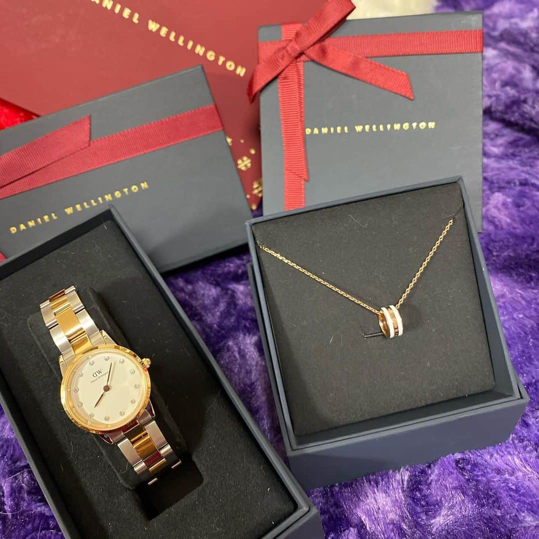midoriさんのインスタグラム写真 - (midoriInstagram)「. . いよいよ　クリスマス🎄. .  @DanielWellington さんの腕時計⌚とネックレスをプレゼント🎁. .  🎄12月22日までの注文で、クリスマスまでに間に合います🎁. . 文字盤がSwarovski® クリスタルで彩られ、光の加減でキラキラと輝きが変わるステキな腕時計です✨✨. . . そして、小ぶりでコロンと可愛らしいネックレスは、カジュアルにもエレガントにもどんなシーンにもマッチする可愛いネックレスです❤️❤️. . .  #danielwellington では、クリスマスキャンペーン実施中です💕. . . 🎄公式サイトhttps://www.danielwellington.com/jp  やDW直営店舗にて二点以上お買い上げで25％OFFになりますので、是非、覗いてみて下さい💕💕. .  🎄とってもステキなギフトラッピングは今なら無理です💕💕. .  🎄15％OFFクーポンコード【midori0】の併用でさらにお得になります✨✨. . . .   #DWクリスマス #自分へのご褒美 #クリスマスギフト #大切な人へ   .  #ネコ#ねこ#猫#ねこすたぐらむ #にゃんこ #にゃんすたぐらむ#猫好きな人と繋がりたい #保護猫 #ねこちゃんホンポ#子猫#にゃんことクリスマス #ペコねこ部#nyancon01 #catstagram#cats_of_instagram#catsofinstagram#kittycat #bestmeow#meow#cutepetclubs#club_of_cats#kitty#ilove cat#loverycat」12月21日 13時16分 - midorinotanbo