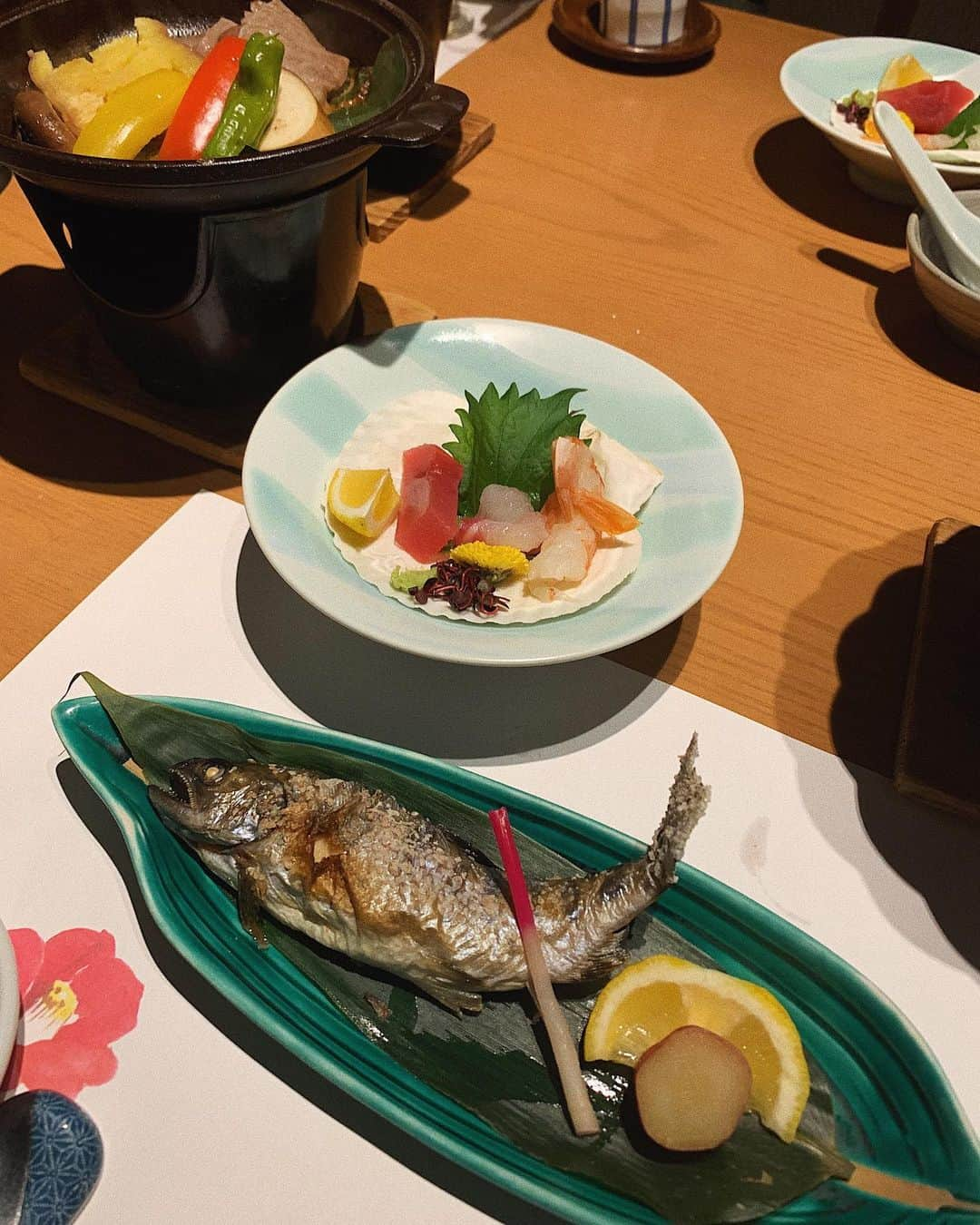 草野春香さんのインスタグラム写真 - (草野春香Instagram)「. 5人での温泉旅行は たくさん食べて たくさん笑って こんなに楽しい旅行ある？ てくらい最高に楽しかった♨️👏🏾✨ 来年は必ず6人で🧡❤️💜💛💚💙 (豚のしっぽで指折れなくてよかった笑) #温泉旅行 #山水館 #湯布院 #大分旅行」12月21日 13時23分 - _haruka030_