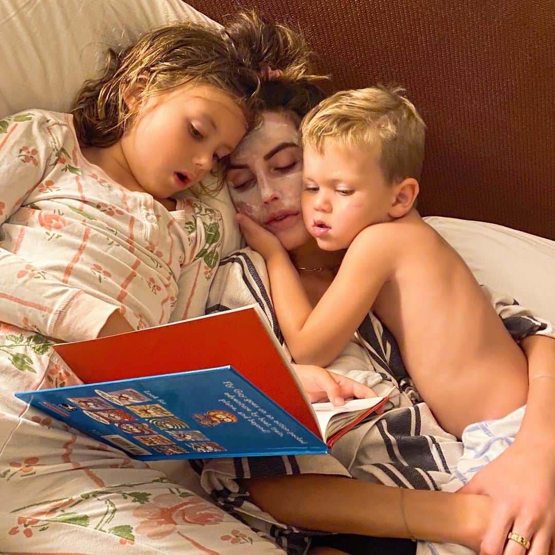 Elizabeth Chambers Hammerのインスタグラム：「Masking and multitasking. Happy Sunday night, lovelies ✨」