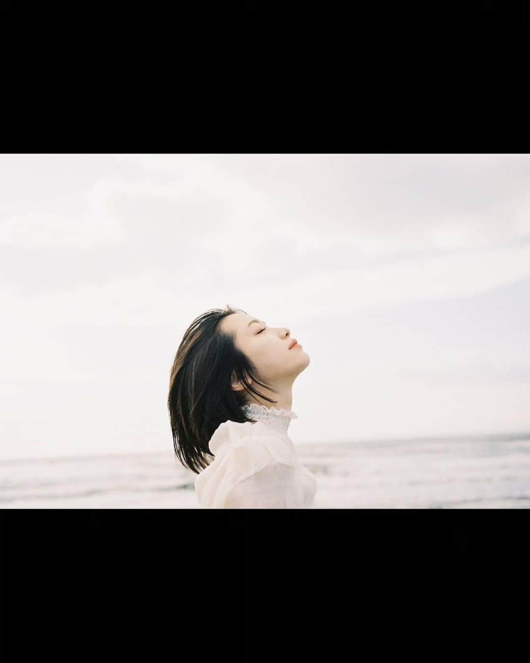 吉田凜音のインスタグラム：「なんとなんとのお知らせです  20歳を記念し、 5人のカメラマンによる、初めての写真集の発売が決定しました。  ＜参加カメラマン＞ 新田桂一氏　@keiichinitta 高橋優也氏　@yuyatakahashi.monster MELON氏　＠bobumarri ENO SHOKI氏　@eeeeeeeno #FR2氏　@fxxkingrabbits   #FR2の撮影した写真を一部公開します！  お楽しみに！  申込ページ https://wizy.jp/project/551/」