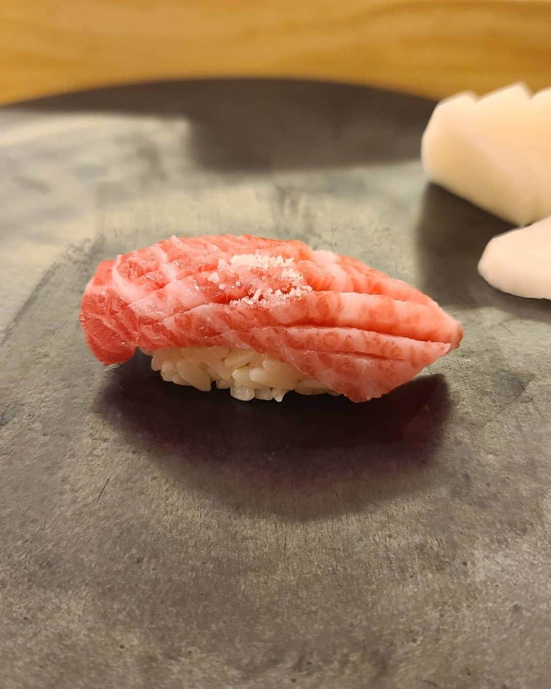 エリナさんのインスタグラム写真 - (エリナInstagram)「꼭. 크리스마스🎄 기획 없으니까 맛난거 많이 먹구 살쪄야징~🤤😂 もうすぐクリスマス😑計画ないから たくさん美味しいもの食べて太りまーす🙄 . . #xmas#크리스마스 #크리스마스트리 #christmas #christmastree #selfie #instagood #instalike #happy #instafood #sushi #instaphoto #instafashion #instadaily #ootd #daily #style #솔로만세」12月21日 13時24分 - erina_hrn