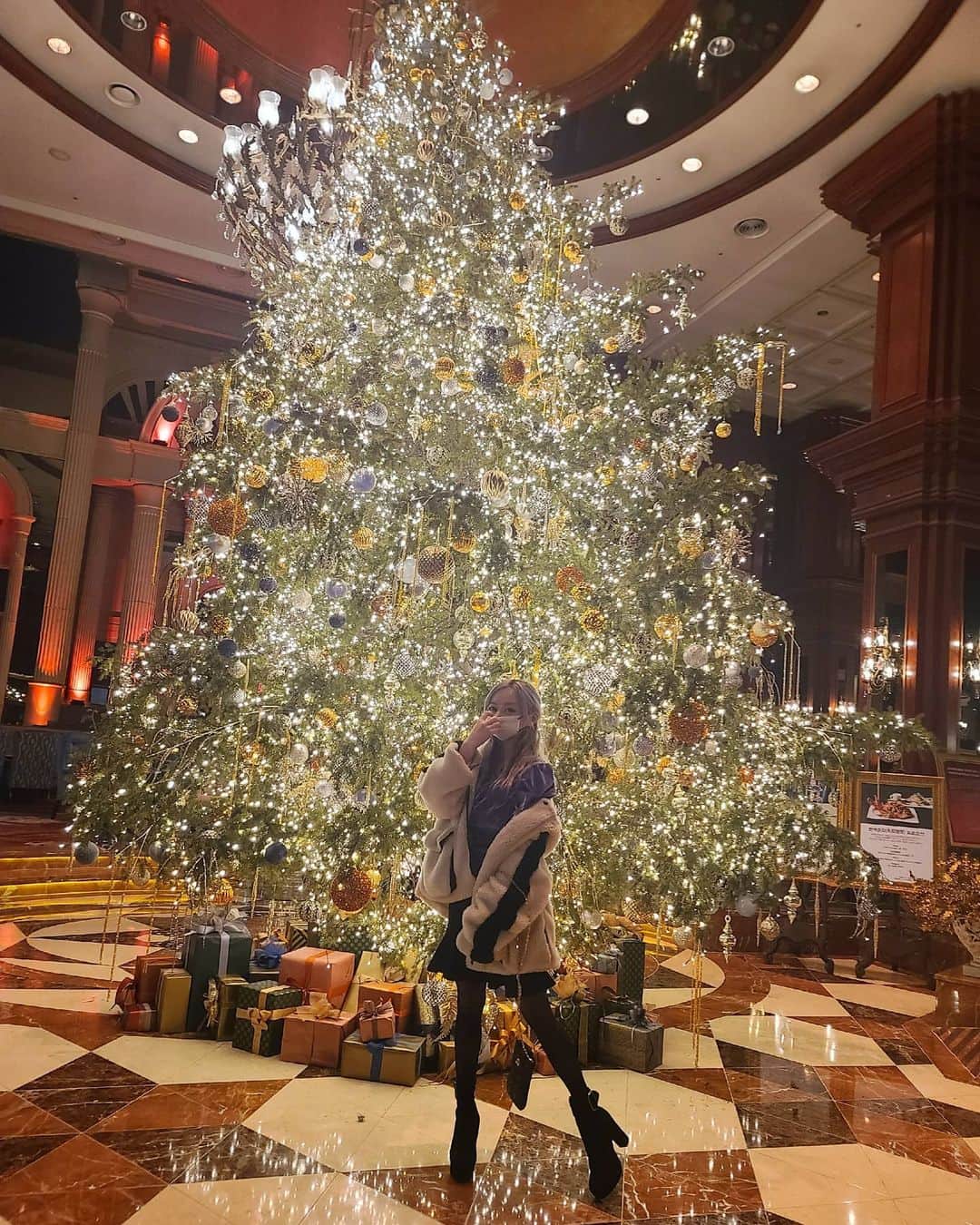エリナさんのインスタグラム写真 - (エリナInstagram)「꼭. 크리스마스🎄 기획 없으니까 맛난거 많이 먹구 살쪄야징~🤤😂 もうすぐクリスマス😑計画ないから たくさん美味しいもの食べて太りまーす🙄 . . #xmas#크리스마스 #크리스마스트리 #christmas #christmastree #selfie #instagood #instalike #happy #instafood #sushi #instaphoto #instafashion #instadaily #ootd #daily #style #솔로만세」12月21日 13時24分 - erina_hrn