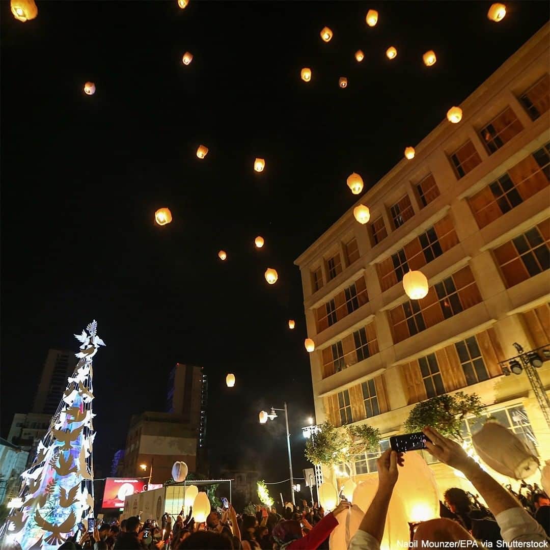 ABC Newsさんのインスタグラム写真 - (ABC NewsInstagram)「Lanterns were lit during a Christmas tree ceremony in Beirut in honor of the victims of the port explosion in August. #beirut #international #christmas #memorial」12月21日 4時34分 - abcnews