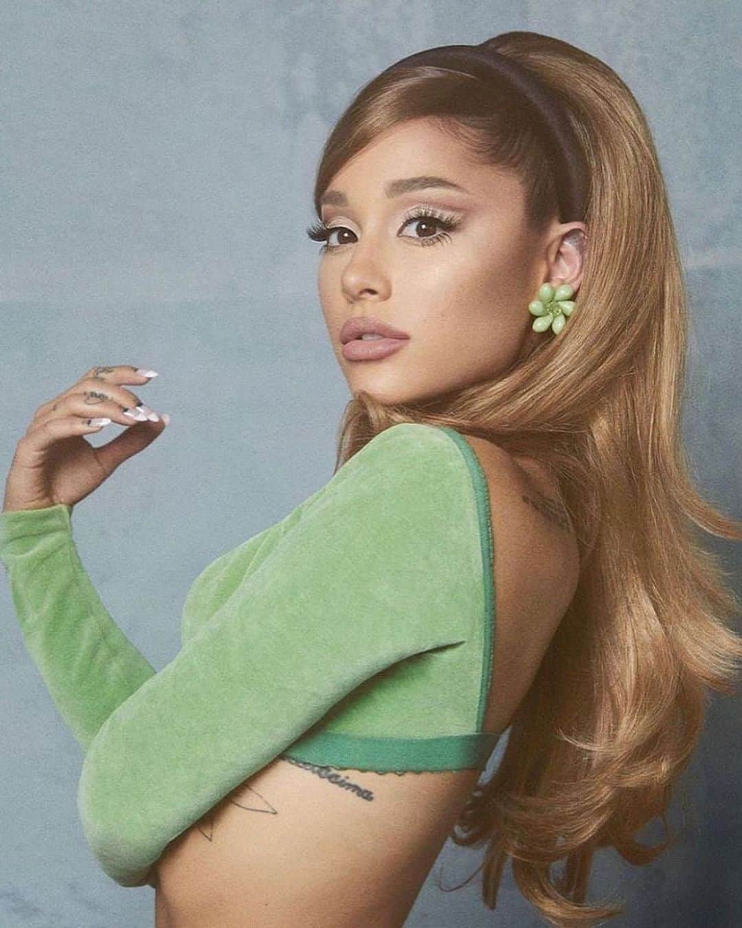 Harper's BAZAARさんのインスタグラム写真 - (Harper's BAZAARInstagram)「#ArianaGrande is engaged! 💍 The singer just announced the news on social media with sweet photos of her and her husband-to-be, Dalton Gomez. “Forever n then some,” she captioned the post. See the stunning diamond and pearl engagement ring at the link in our bio.」12月21日 4時29分 - harpersbazaarus