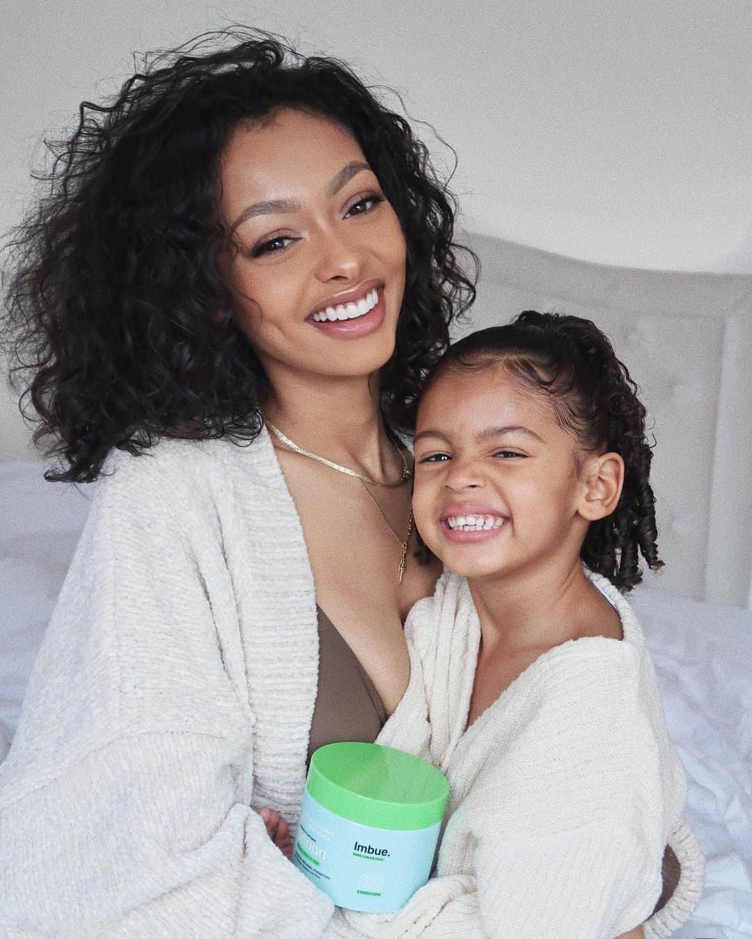 ジェイデ・ピアスのインスタグラム：「#AD I’ve teamed up with @imbuecurls to give you a hair care giveaway! I’ve loved using these products on both mine and Ayla’s hair and I wanted to give 3 of you a chance to win all the goodies!   Prizes: Entire Imbue kinks, coils & curls collections X3 To enter:  - Like this post - Tag 2 #IMBUEtiful curlfriends in the comments - All must be following @imbuecurls and @hairbymichellesultan    *Competition ends 24/12 and winners will be DM’d by @imbuecurls. Giveaway winner announcements will only ever come from the official @imbuecurls account. They will never ask for any bank account details. Please do not give out any personal information to unofficial accounts.   @imbuecurls available at @superdrug」