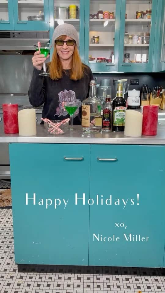 ニコールミラーのインスタグラム：「Ingredients: 3 Parts Vodka 1/2 Part Peppermint Schnapps 1/2 Part Creme de Menthe Mini Candycanes  Instructions: 1. Pour all ingredients over ice into the shaker. 2. Shake ingredients! 3. Pour into two martini glasses  4. Garnish with a mini candy cane. 5. Enjoy!!」