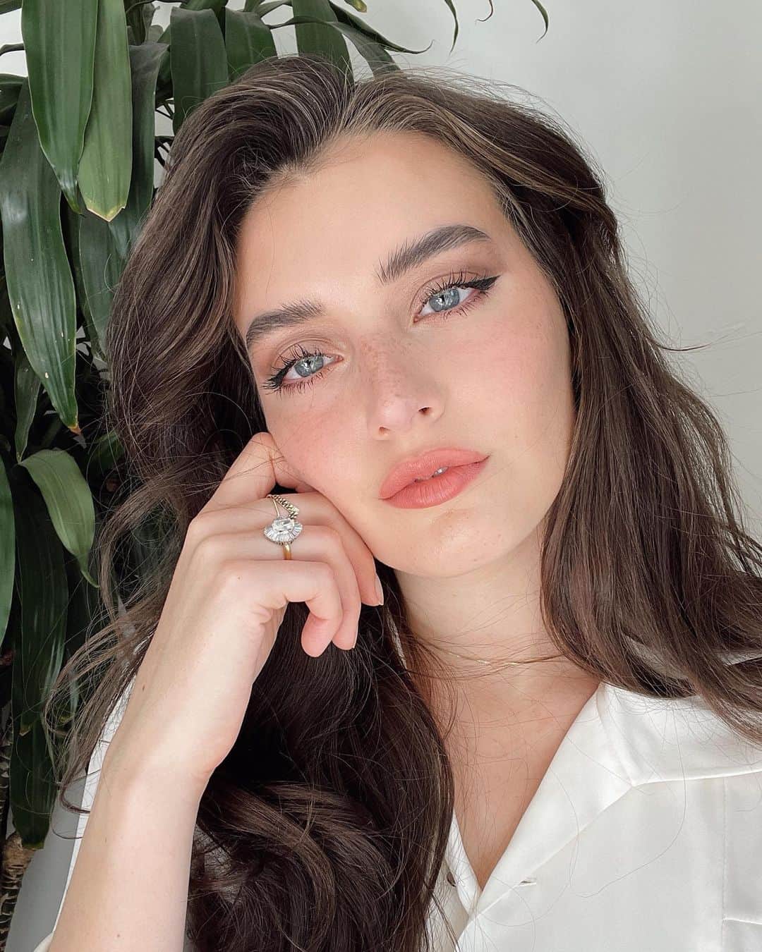 ジェシカ・ジェーン・クレメントのインスタグラム：「A quick Holiday makeup tutorial is up on my YouTube now! (Link in bio✨) I wanted to do something classic and elegant with some of my favorite long-wear products from @welovecoco, including this lipstick that does not budge! Let me know if you’ve watched it! ☺️ #workingwithchanel」
