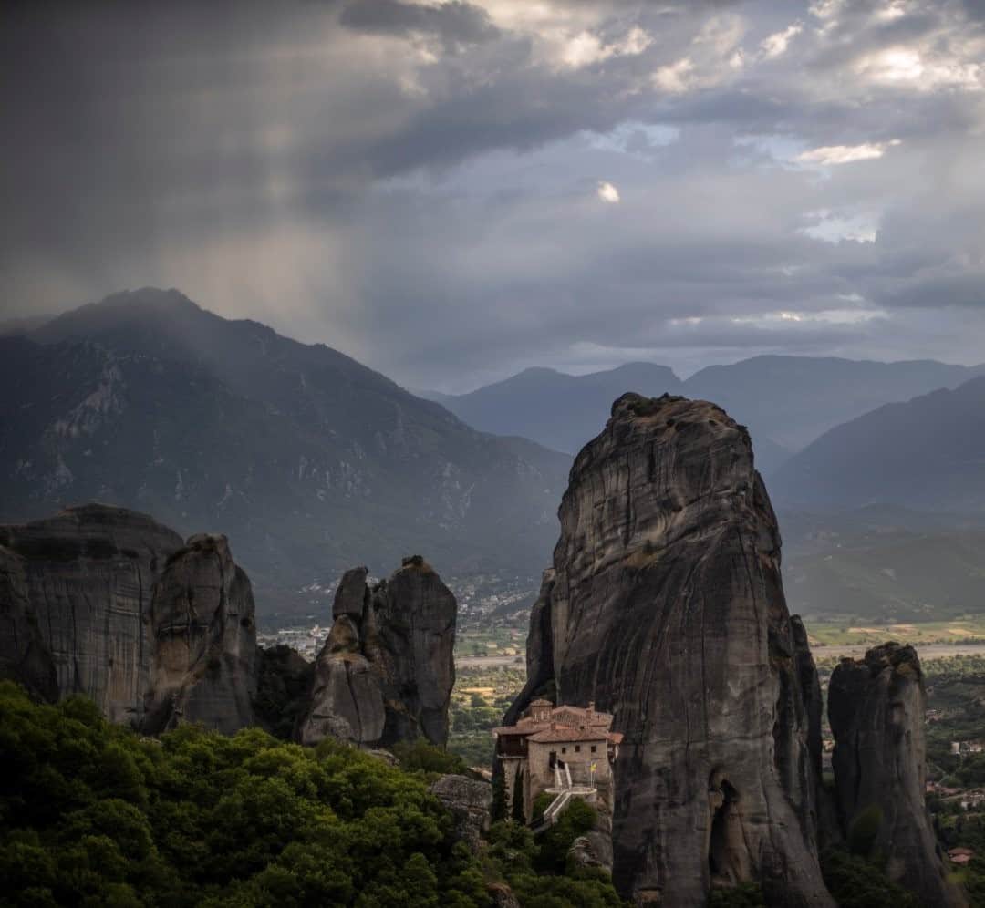 National Geographic Travelさんのインスタグラム写真 - (National Geographic TravelInstagram)「Photo by Muhammed Muheisen @mmuheisen / Meteora, a UNESCO World Heritage site in central Greece, is best known for its clifftop monasteries. For more photos and videos from different parts of the world, follow me @mmuheisen and @mmuheisenpublic. #muhammedmuheisen #Meteora #Greece」12月21日 4時36分 - natgeotravel