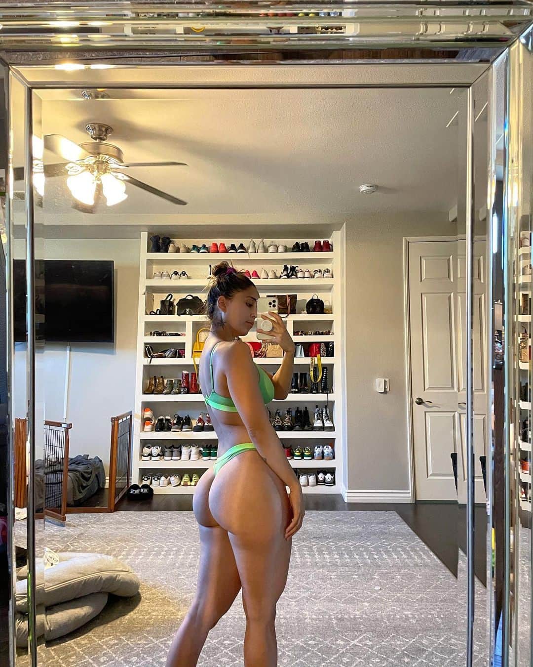 Tianna Gregoryのインスタグラム：「Built not bought 🎂  Hit the link in my bio to see more content and behind the scenes from today’s shoot! 😈」