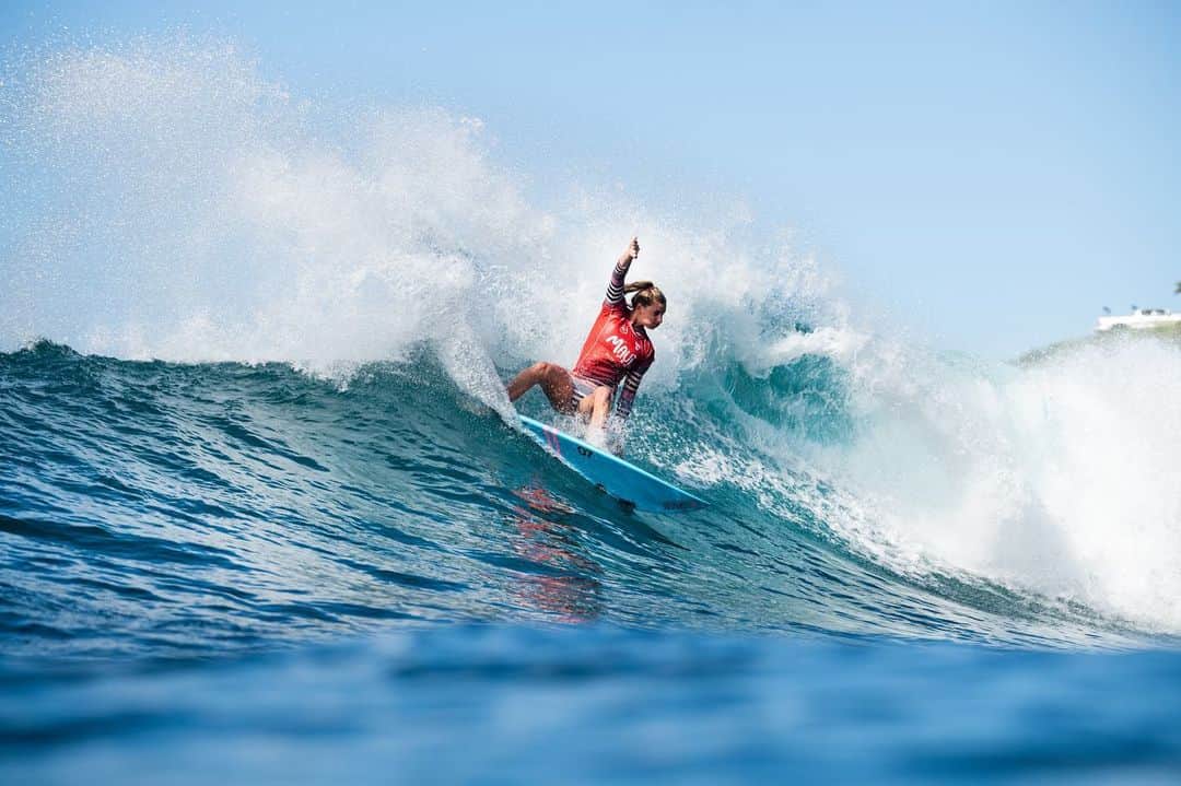 レイキー・ピーターソンのインスタグラム：「So excited to watch the girls take on Pipe this morning. Such a positive step forward for woman’s surfing. I’m disappointed I was eliminated early at Maui but still excited to watch it all. Tune into @wsl to watch things unfold!」