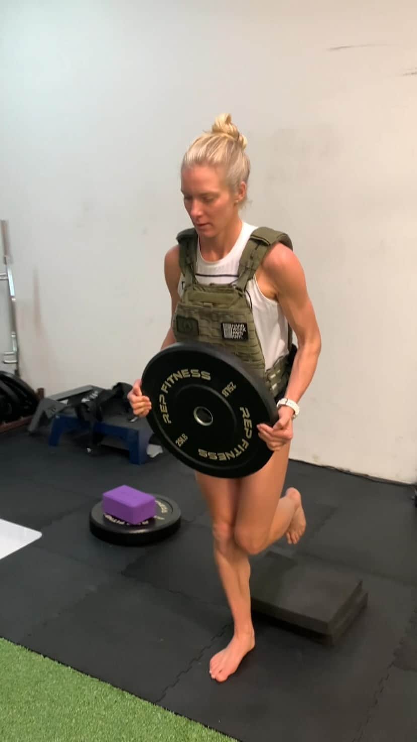 エマ・コバーンのインスタグラム：「Runner girls lift heavy 💪if I’m trying to blast off a water jump, I’m gonna need some strength in these legs 🚀 Here I’m doing a skater squat with 150 lbs (for single leg calculations I take about 80% of my body weight plus all the weight I’m holding). I do 3x6 each leg. This was my last reps of my last set. 90 mile week ☑️ 3 good workouts ☑️ 3 sessions in the gym ☑️ binge watched @tinyprettythingsseries ☑️ heading home for Christmas 🤗 #workworkworkwork」