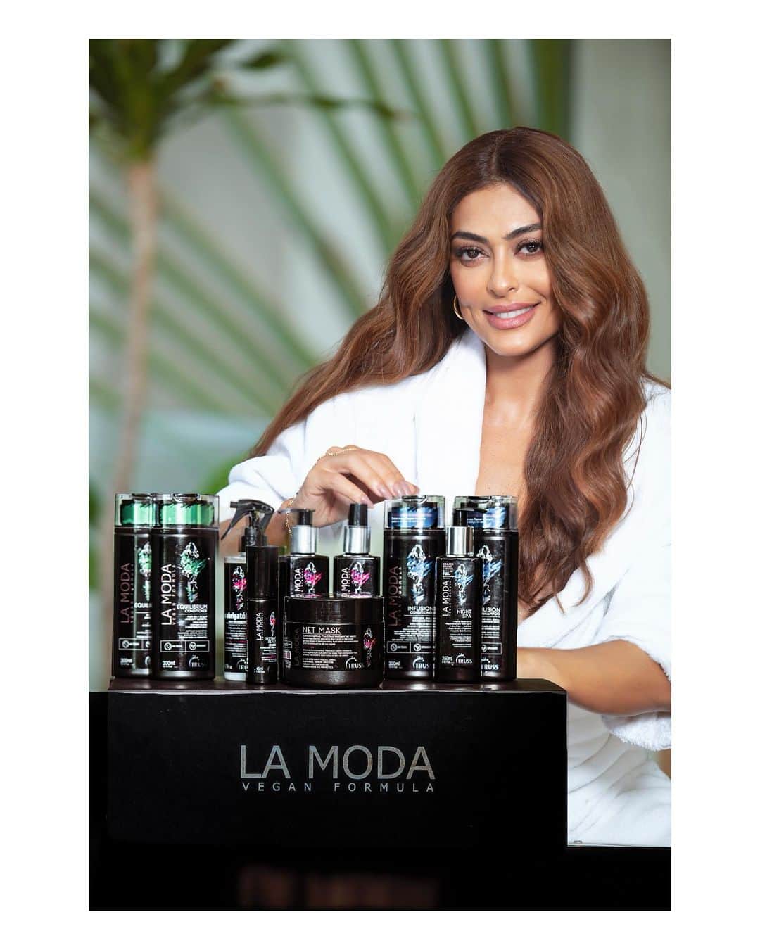 ジュリアナ・パエスのインスタグラム：「Essa é a linha LA MODA VEGAN FORMULA! Desenvolvida pelo mesmo laboratório de pesquisas cosméticas avançadas que criou todos os produtos da TRUSS (que a gente já ama, claro!) @lamodavegan E essa nova linha incluiu os top 10 produtos mais sensacionais da TRUSS #lamoda #lamodaveganformula #elasusamlamoda @lamodavegan #ad」