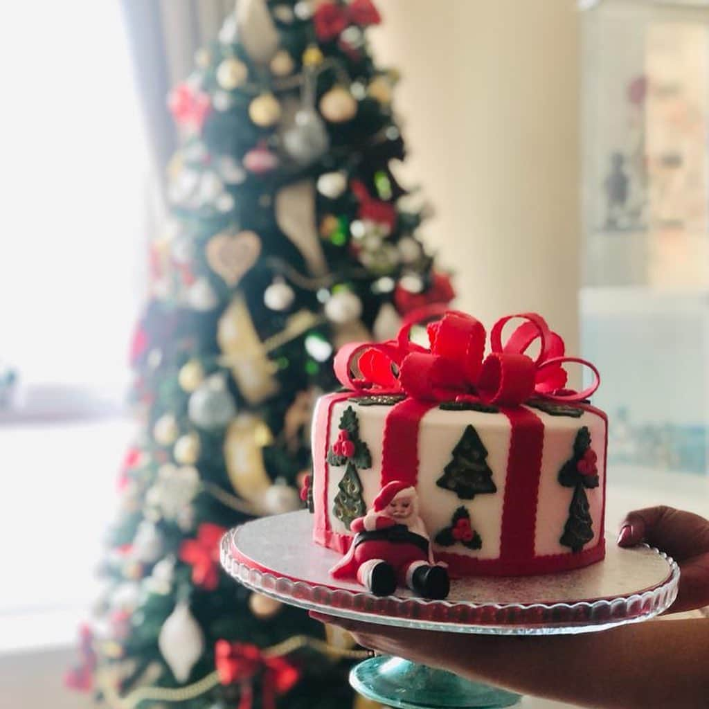 SUPER CAKESさんのインスタグラム写真 - (SUPER CAKESInstagram)「Santa is taking a power nap before the Christmas party🎄🤶🧑‍🎄 #preChristmascelebration  #vanillacake #buttercreamfrosting #fondantcake #xmastree #holyleaves #santacake #fondantbow #santaclaus #santaclausiscomingtotown #sleepingsanta #qatarbaker #homebaker #cakephotography #redandwhitethemecake」12月21日 4時45分 - super.cakes