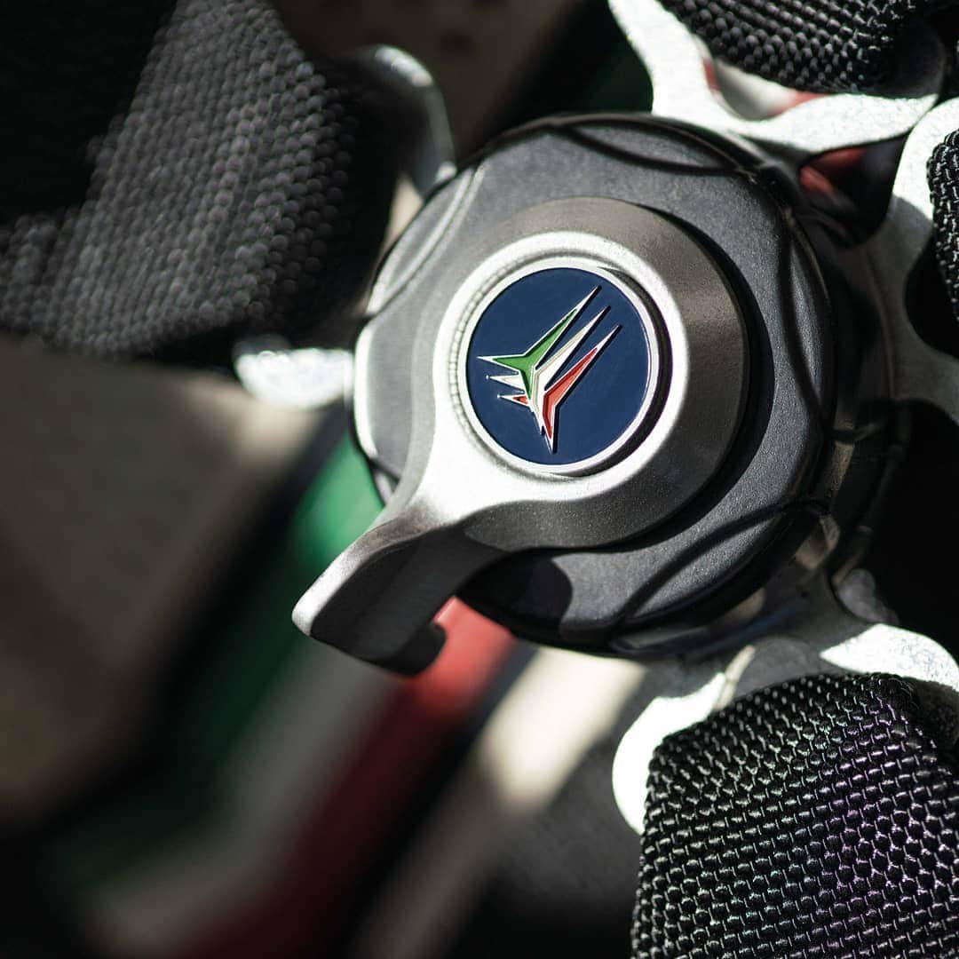 パガーニ・アウトモビリのインスタグラム：「A detail that makes the difference: the emblem of the Frecce Tricolori chiseled on the four-point belts.   Read more on the Huayra Tricolore by clicking the link in bio!  #pagani #huayra #huayratricolore #freccetricolori #AeronauticaMilitare #aviation #ItalianAirForce」