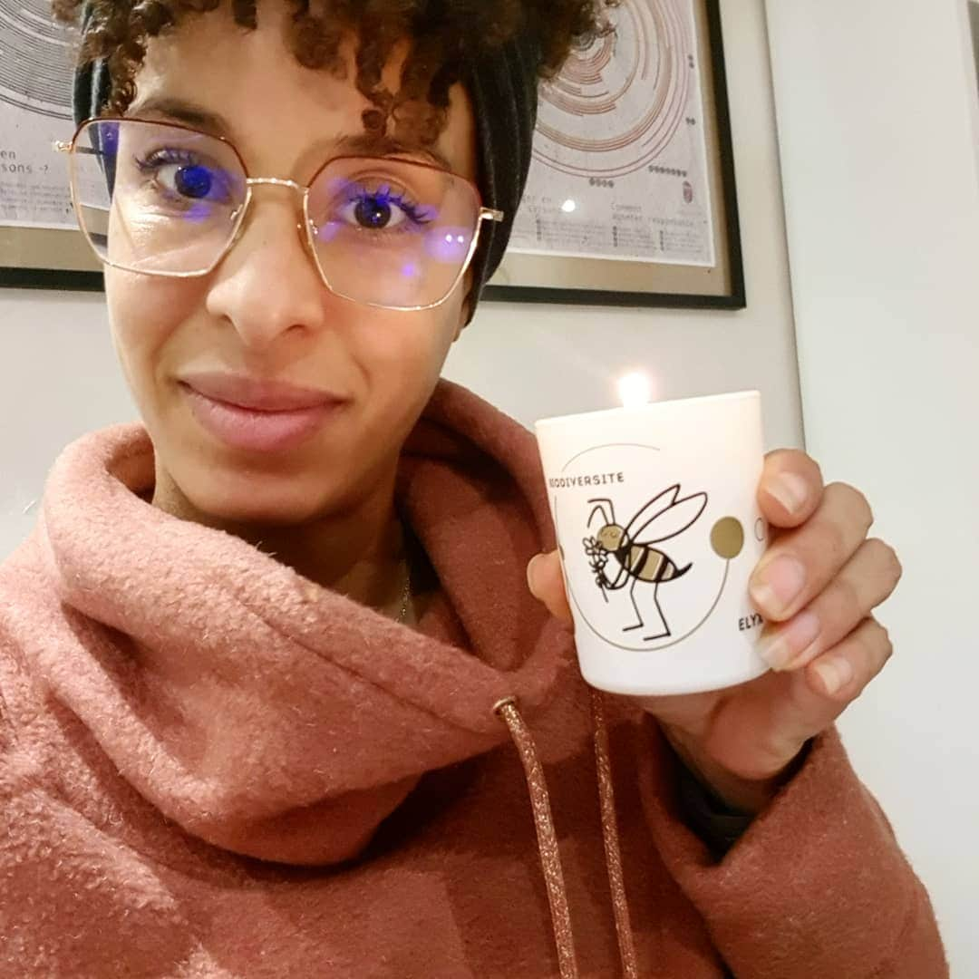 Elea Mariama DIARRAのインスタグラム：「Comme je vous l'expliquait il y a quelques jours, j'ai eu l'honneur d'être contactée par @elyxyak, l'ambassadeur digital des Nations Unies pour participer au projet "Allume la flamme de l'espoir". L'objectif est de se donner 10 ans pour faire en sorte qu'en 2030 nous vivions dans un monde meilleur ! Et c'est pas une mince affaire les gars !  J'avais à choisir une cause à défendre qui me tenait à cœur et j'ai choisi la 🐾BIODIVERSITÉ 🌴 . . En effet, la seule pensée que mes enfants ou petits enfants ne puissent jamais voir un 🦏, une 🐢 ou un 🐘 par exemple me brise le cœur. J'aimerais donner envie au plus grand nombre de protéger ce magnifique environnement dans lequel nous avons la chance de vivre. C'est très discours "miss France" tout ça, tant mieux, on colle à l'actualité, mais c'est aussi la vérité. . Pour fêter l'ouverture de ce beau projet je vous propose de gagner cette jolie bougie qui sent très bon et qui matérialise l'engagement dans ce projet. Pour la gagner je vous propose de répondre à une petite question : .   🌿 Selon vous, sur 8 millions d'espèces animales et végétales, combien sont menacées d'extinction ? 🐆 . . Allez suivre également les comptes @elyxyak et @quintessenceparis . . Vous trouverez peut-être des indices dans mes prochaines stories ! . . #10togo #10togoterritoires」