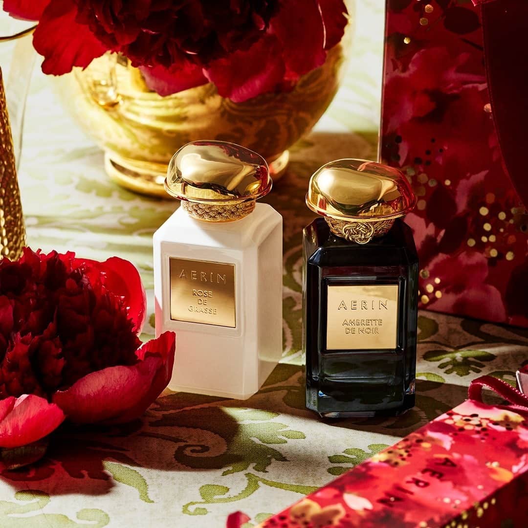エスティローダーのインスタグラム：「The prettiest pair. Outshine the ornaments this year with @AERIN’s Rose de Grasse and Ambrette de Noir. Layer the two for a showstopping, opulent amber rose signature. #AERINBeauty」