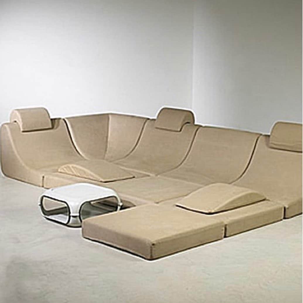 エレオノーラ・カリシのインスタグラム：「The 'pool' sofa was designed in 1970 by German designer #LuigiColani for Rosenthal's avant garde 'studio line' design range and is the epitome of cool Minimalist Space Age design, very '2001' a space odditiy.」