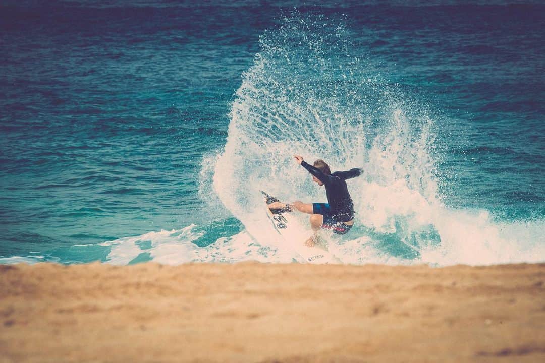 Stanceのインスタグラム：「Wishing our guy @john_john_florence good luck today! @wsl #pipemasters 🌊🔥 📸 @parallelsea  #punksandpoets」