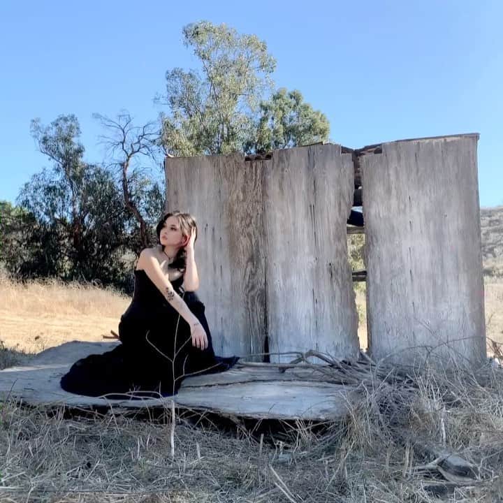 マギー・リンデマンのインスタグラム：「🖤🕷🧚🏻‍♀️」