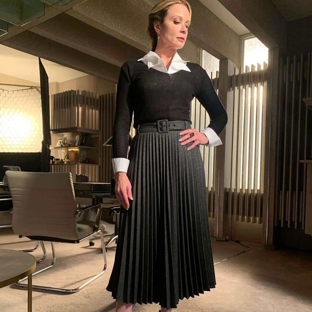 ローレン・ホリーのインスタグラム：「Madame.  #tinyprettythings @tptnetflix  #debrahanson @costumegod」