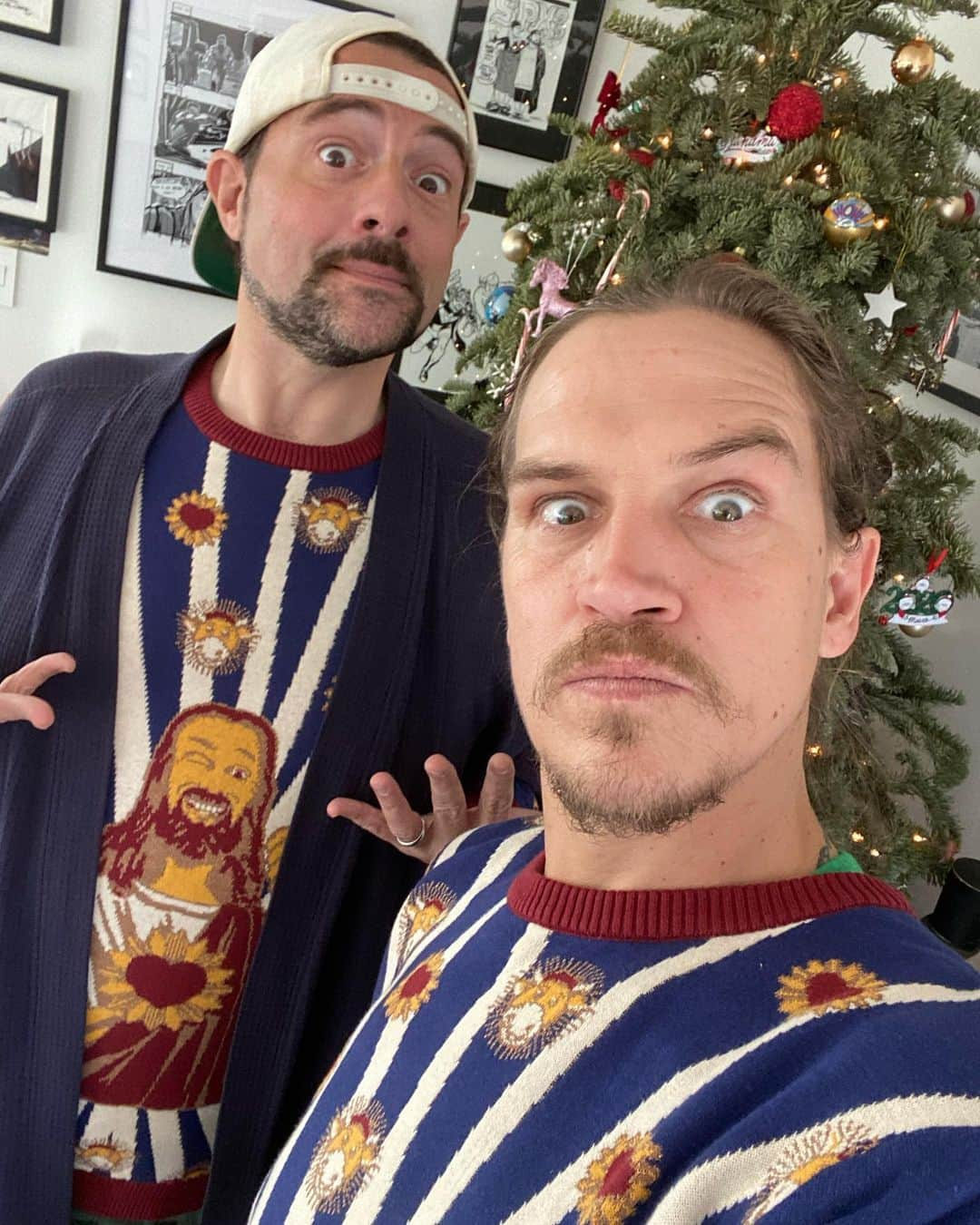 ケヴィン・スミスさんのインスタグラム写真 - (ケヴィン・スミスInstagram)「CHRISTMAS IS CUMMING! “I got you one of those ugly Christmas sweaters!” I said to @jaymewes when I went to his house to stream the other day. “Yule love it!” Not sure why @jayandsilentbob don’t look like @chrisevans when *he* rocks a sweater. But then again, he’s got America’s ass while we’re just America’s assholes. If you wear this monstrosity to a @moobyspopup, they’ll give you free Hater Totz. Wanna look like me and Jay? @jayandsilentbobstash is selling this Buddy Christ/Mooby mashup right now at the link in my bio! (Many thanks to @fundotcom_ for making these unsightly sweaters!) #KevinSmith #jasonmewes #uglychristmassweater #uglysweater #jayandsilentbob #jaymewes #christmas」12月21日 5時19分 - thatkevinsmith