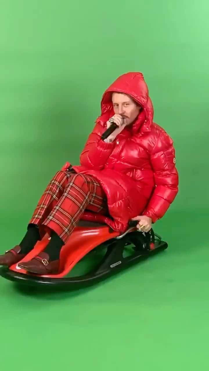 マックルモアーのインスタグラム：「They should have never given me a green screen...  Second annual music video for ‘It’s Christmas Time’ ft @dancaplen out now 🎁」
