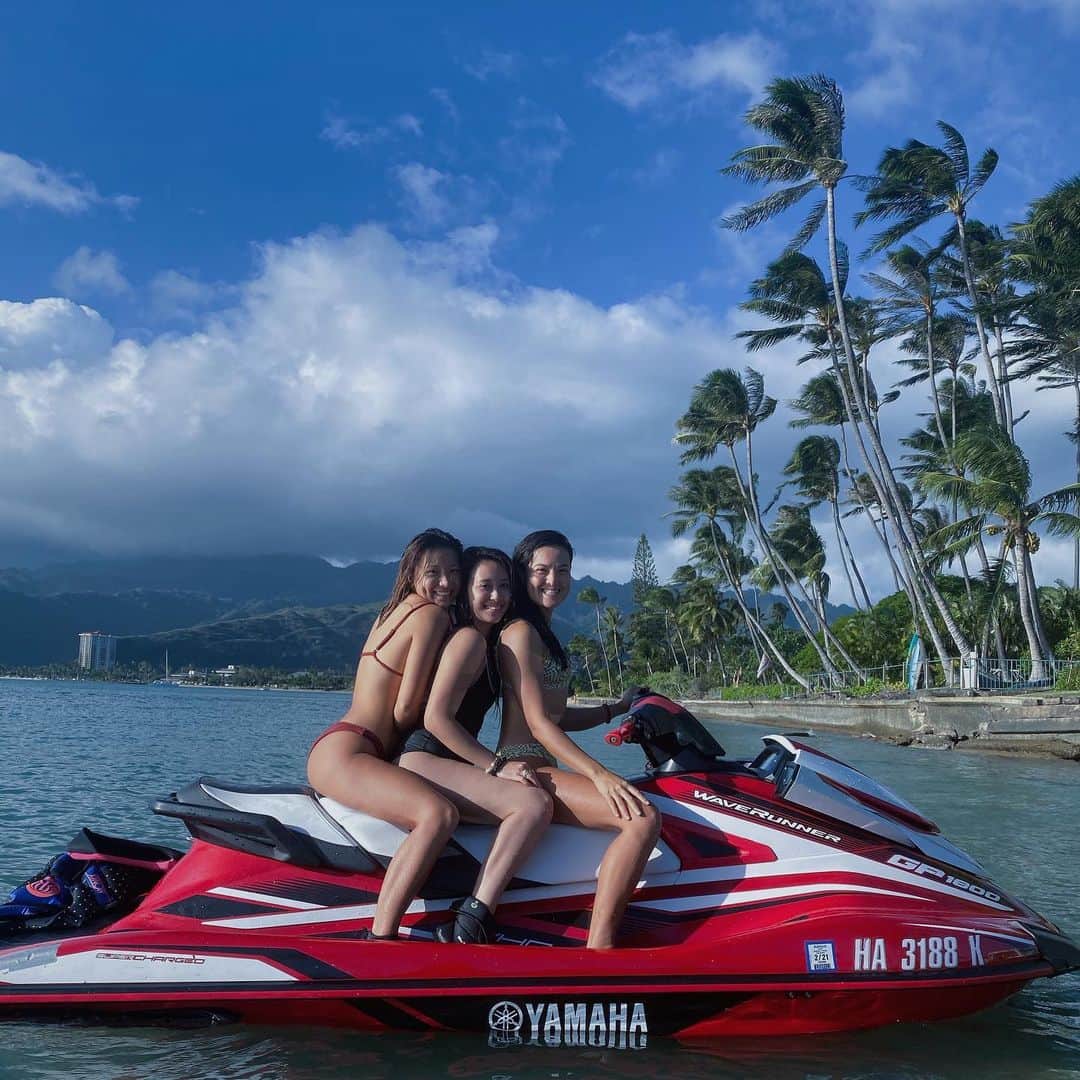 エビアン・クーのインスタグラム：「Sun kissed week 💦 ☀️」