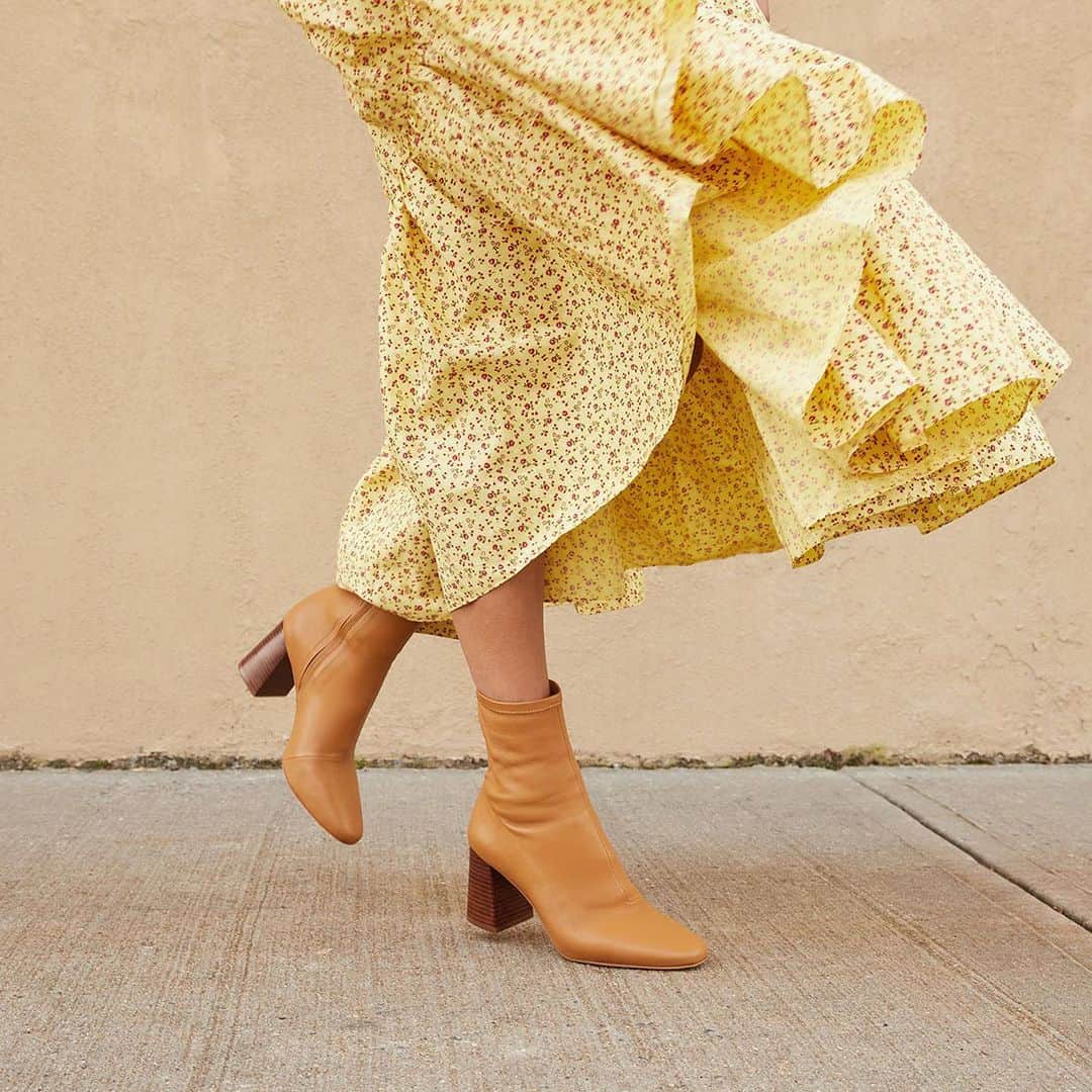 のインスタグラム：「Our stretch leather Elise booties are 30% off through midnight EST tomorrow 💛 Click the link in our bio to shop all of the styles included in our big boot sale.」