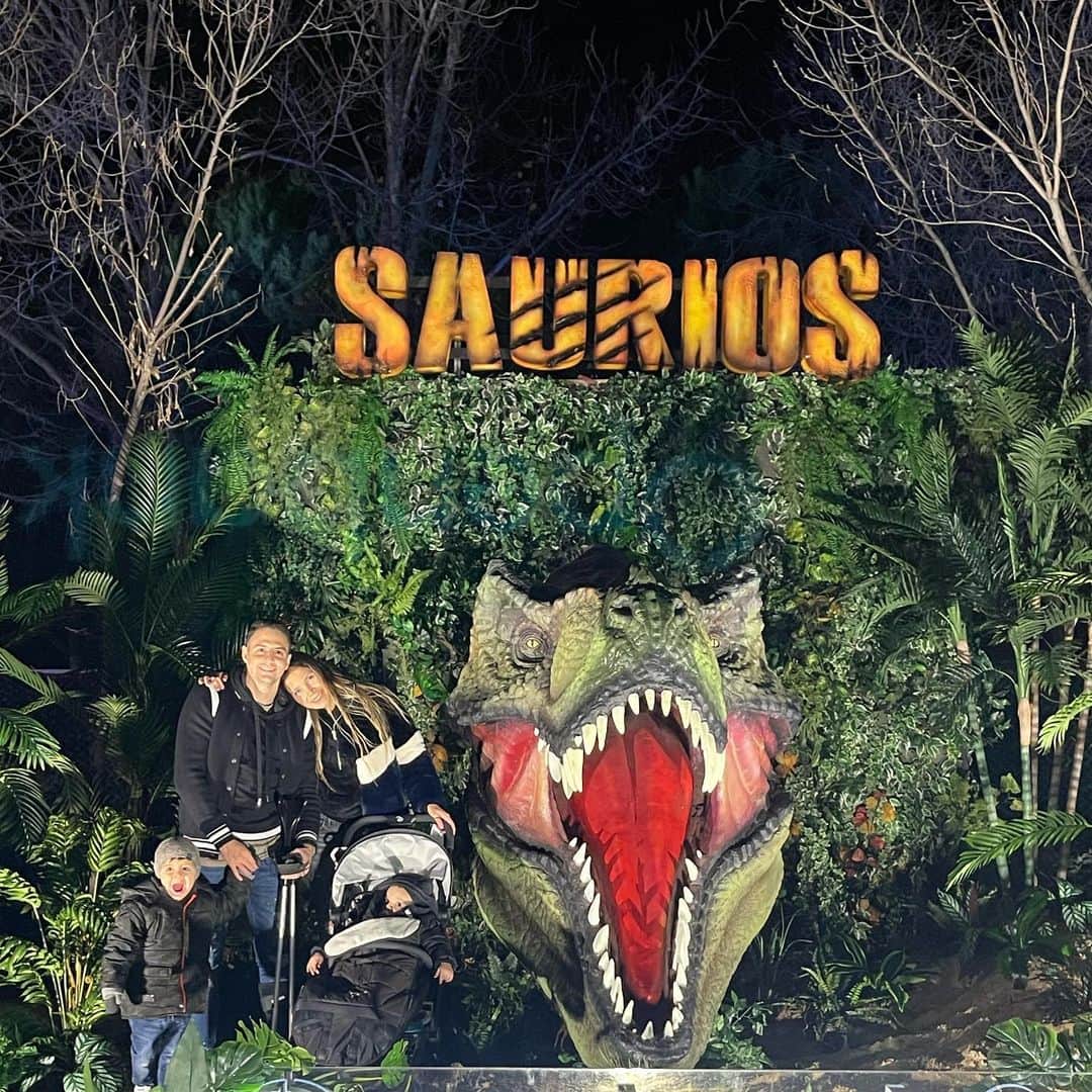 サンティアゴ・アリアスのインスタグラム：「🦖🦕 #saurios 👨‍👩‍👦‍👦」
