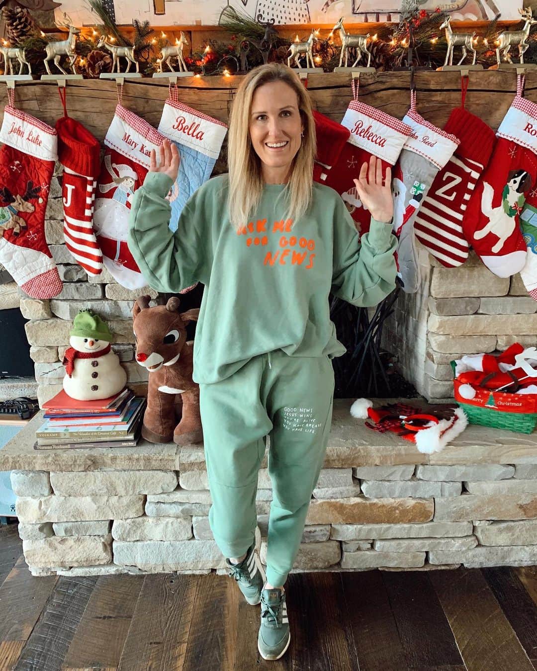 コリー・ロバートソンのインスタグラム：「Christmas is here 🙌🏻Declaring this my Christmas uniform💚❤️Do you think it’s okay if I wear it everyday this week? @words_bysadierob #goodnews」
