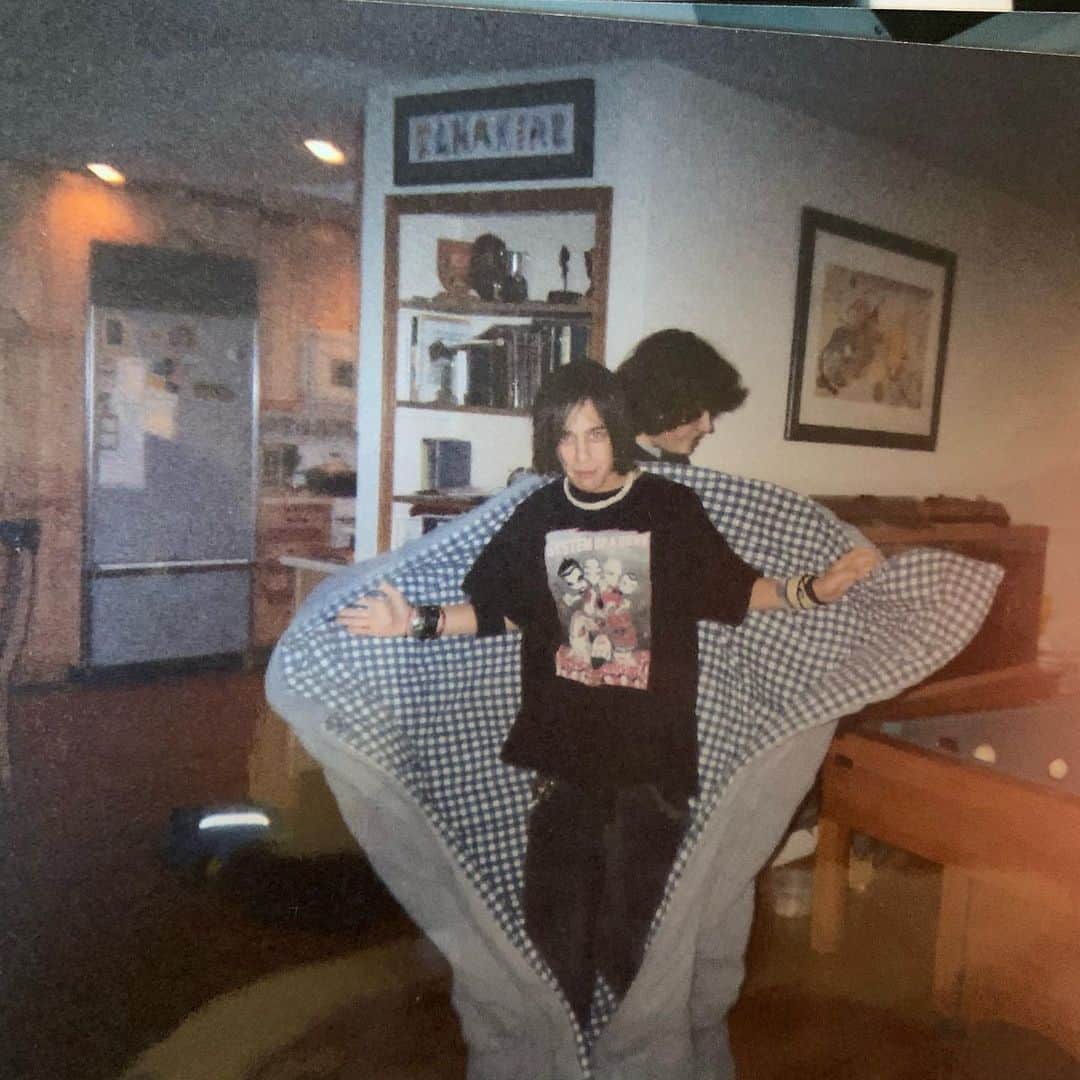 アダム・エルマキアスのインスタグラム：「SOAD was my gateway drug and Hot Topic was my closet.」