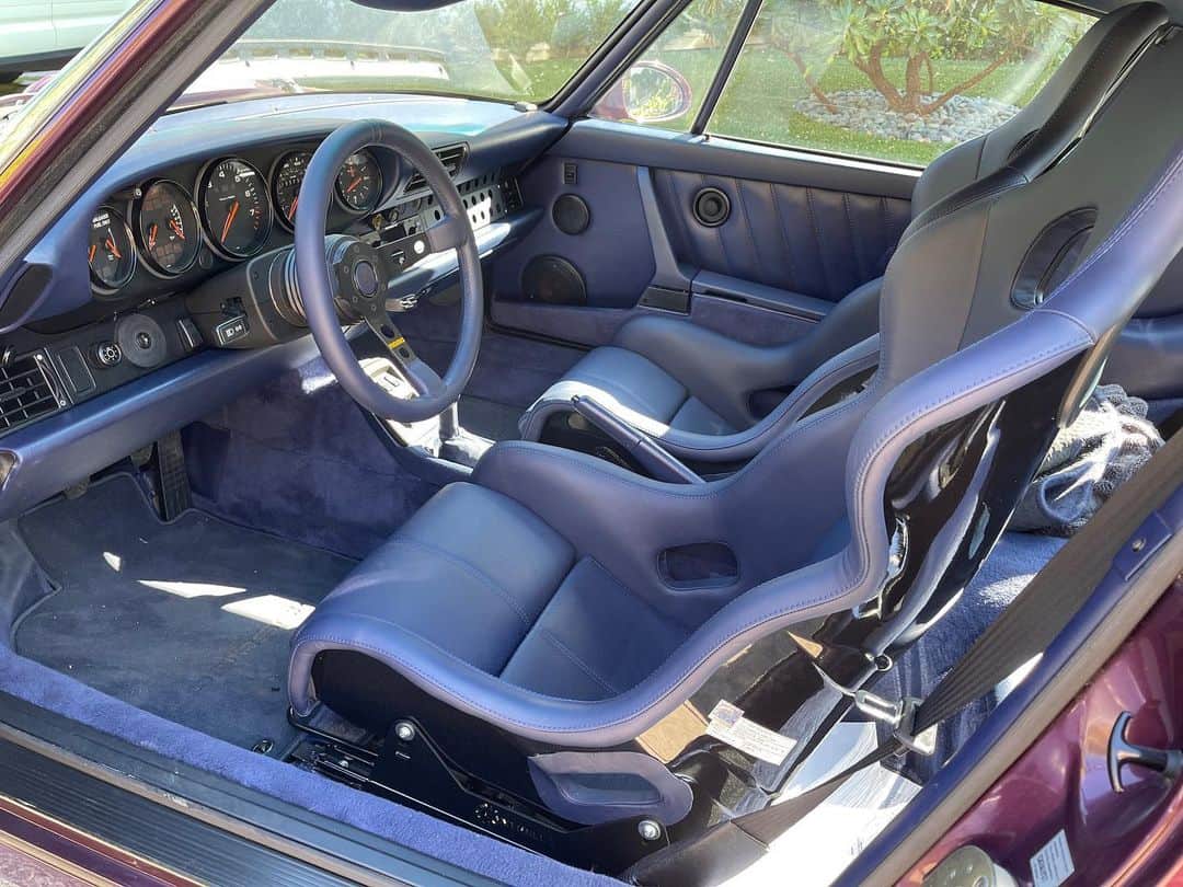 ジェンソン・バトンのインスタグラム：「Some have asked for interior shots of the Amethyst 964 so here they are! Great combo hey?! #964 #964porn」